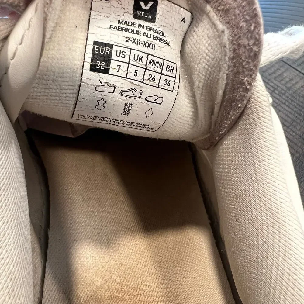 Veja 12 leather